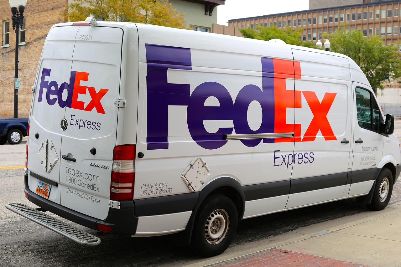 van de reparto tipo e-commerce en ciudad